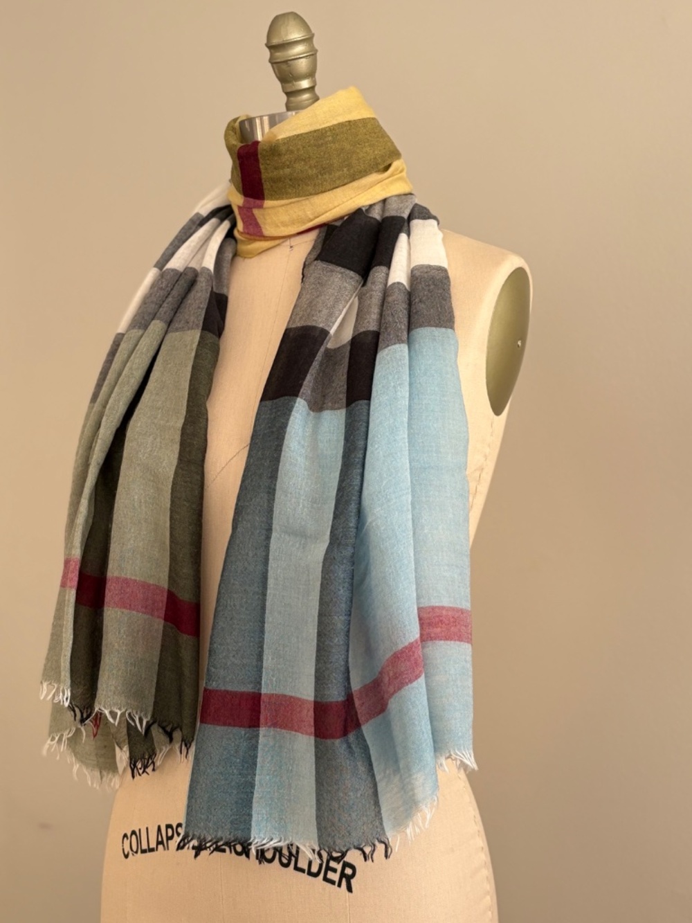 Burberry Shawl Lightly Used Made in Italy - Picture 3 of 4